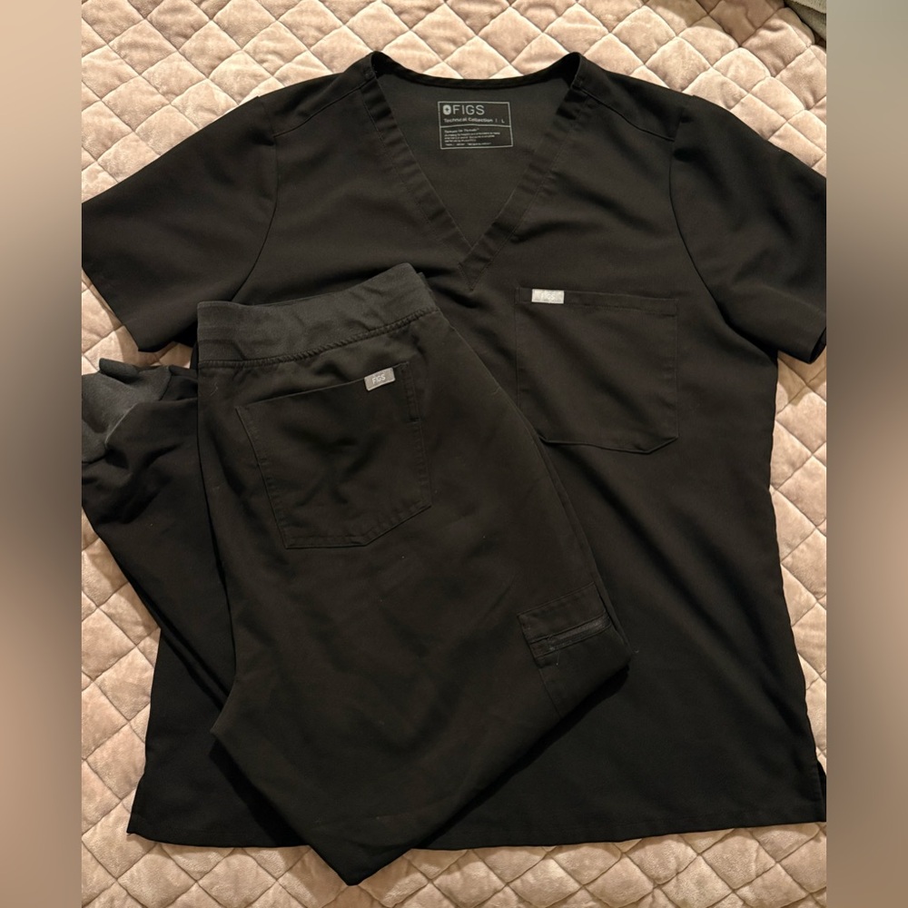 FIGS Black Scrub Set